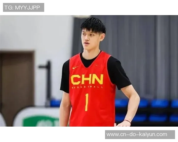 男篮回国！周琦曾凡博戴帽子，程帅澎一瘸一拐，全队心境失落！